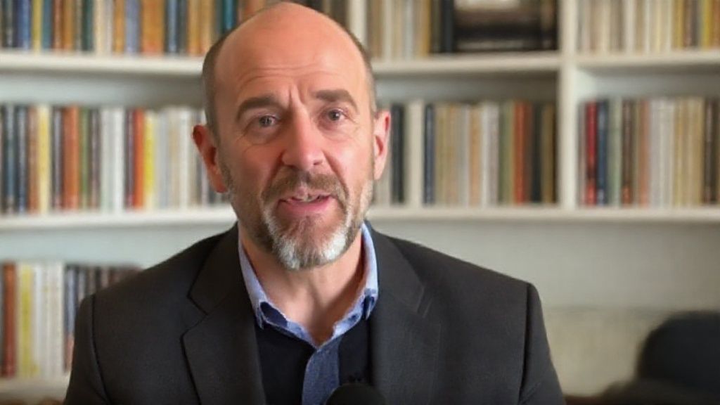 【鸡蛋袭击】鲁维亚莱斯签售会遭亲叔投蛋 前足协主席坚称世界杯强吻案冤枉