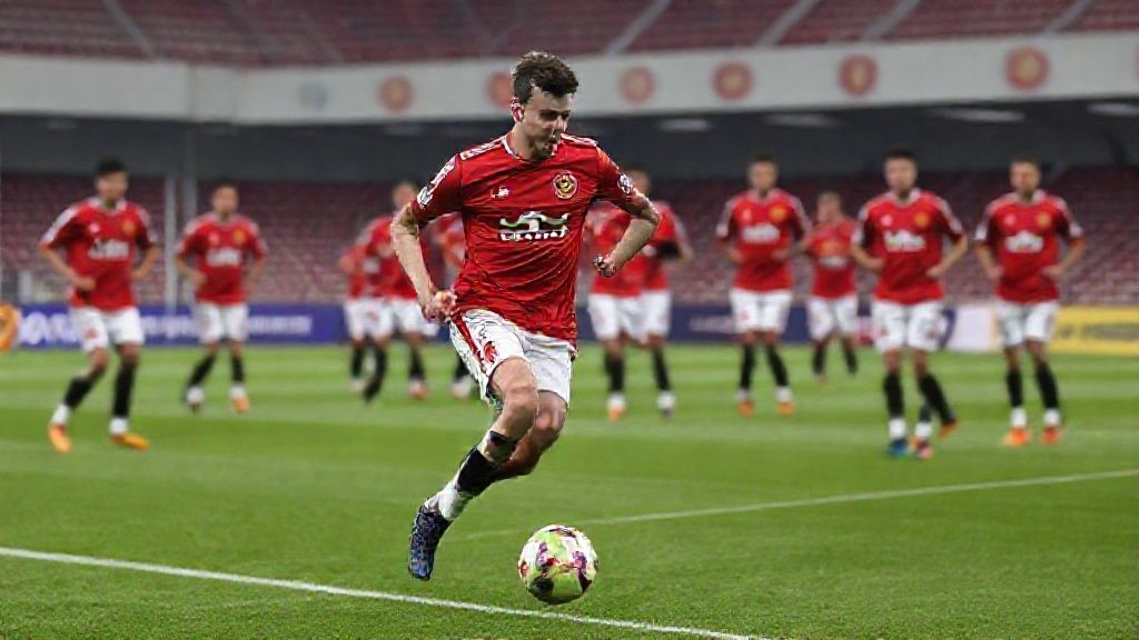 曼联青训危机：鲁尼痛批文化流失，50亿豪门竟让教练在停车场办公？